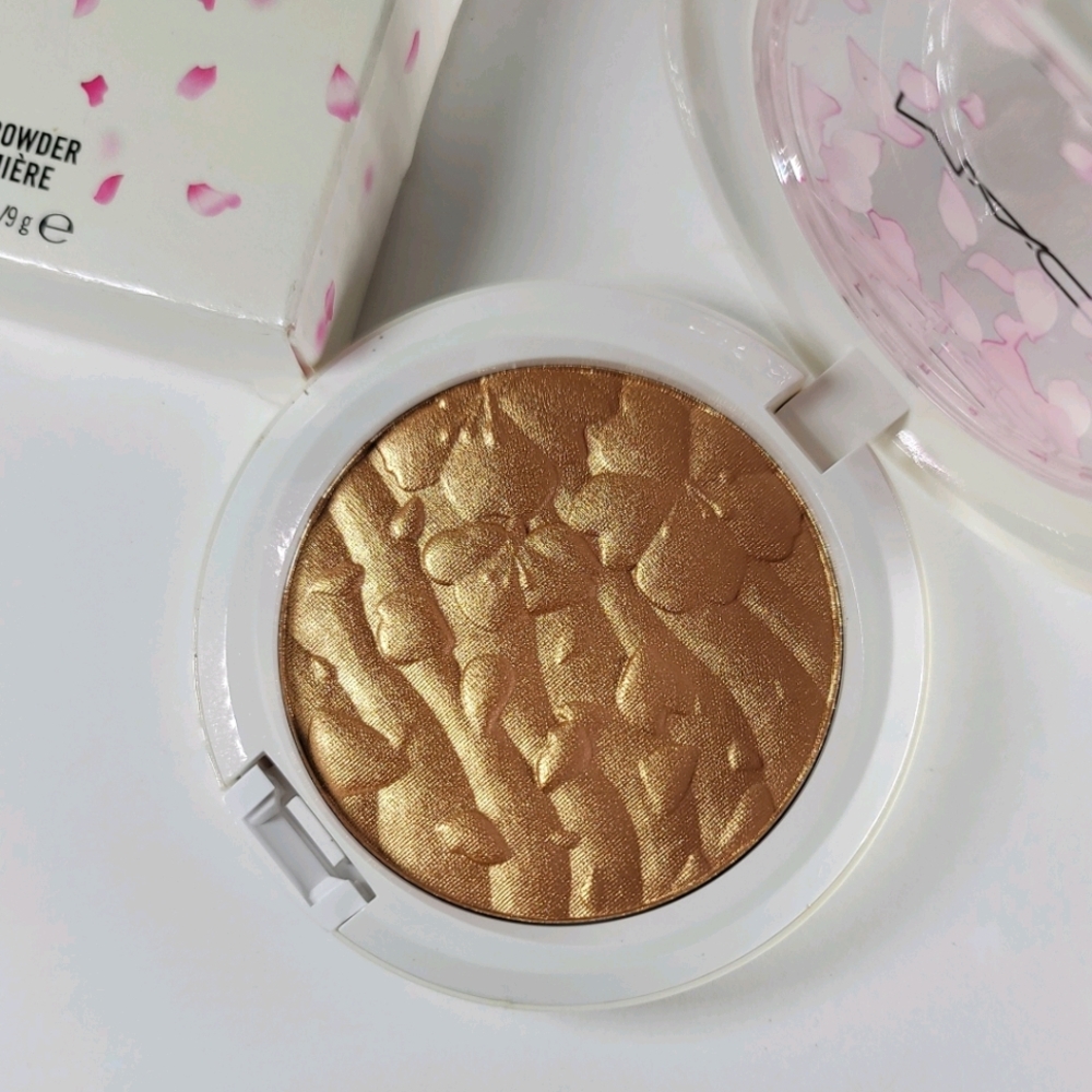 *Limited Edition!* MAC Spring Bling Highlight Powder - Picture 2 of 11